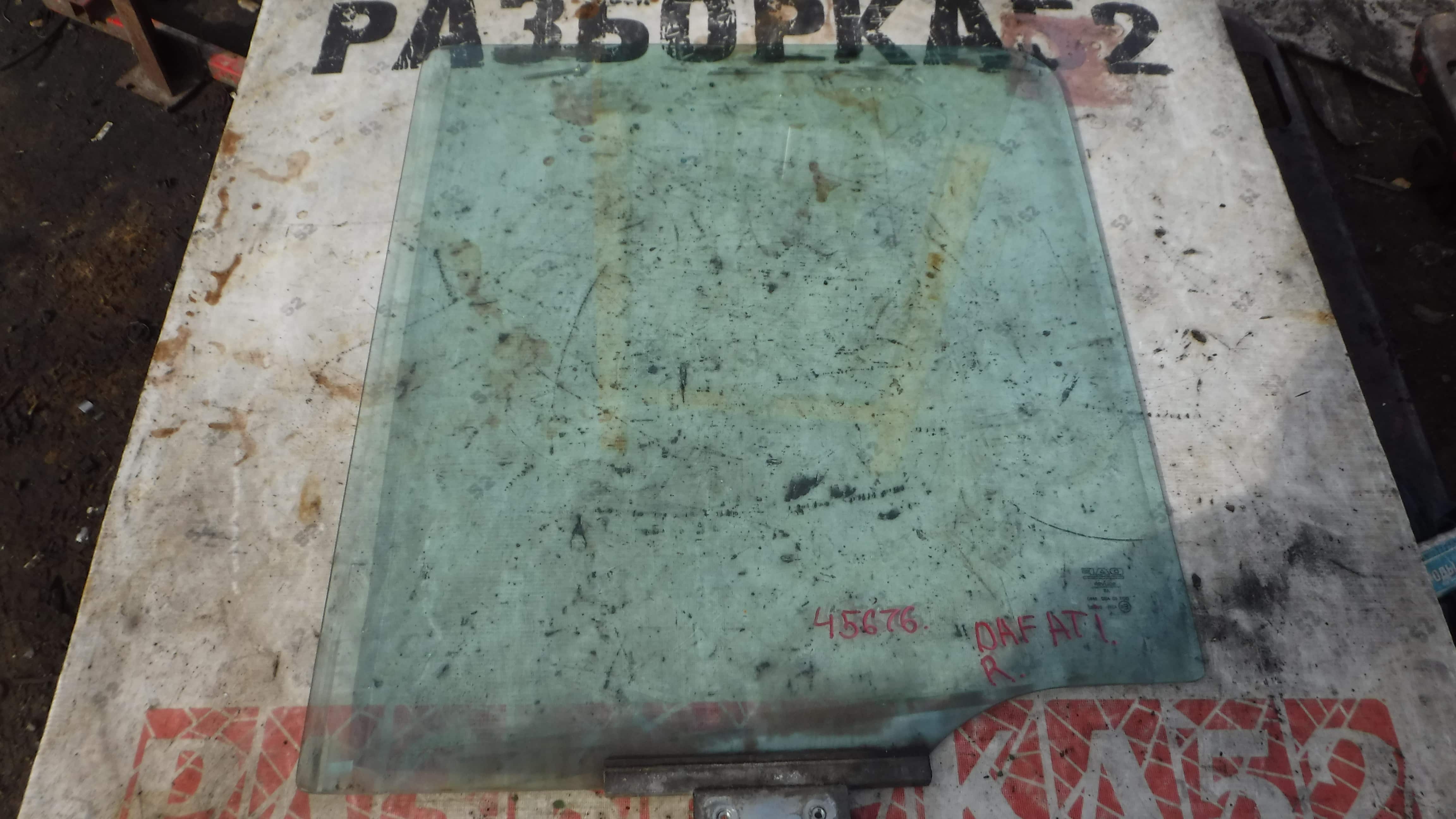 Стекло двери опускное правое 1284624 Даф DAF 95 ATI 1995